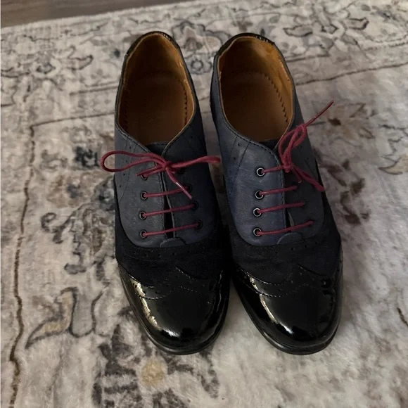 Julia Bo Gray and Black Oxford Shoes with Red Laces - Picture 7 of 8